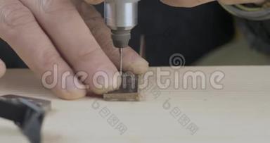 一个皮革工艺品€™手工钻洞在皮革支架上与一个钻。 手工制品。 电影院4k视频。 C4k