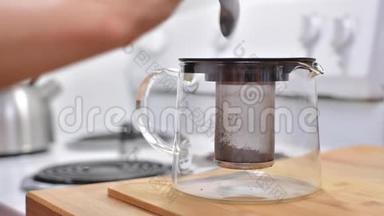 女子冲泡红茶，慢动作将白开水冲泡成玻璃透明茶壶