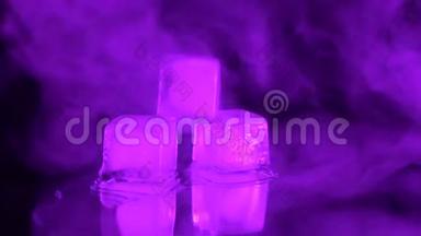 3个冰块，可搭配紫罗兰色或粉色背光和烟雾