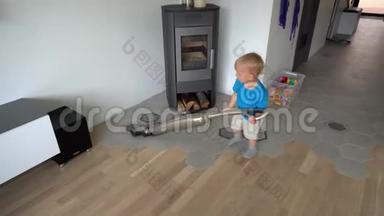 小男孩用吸尘器打扫房间。 平滑相机运动