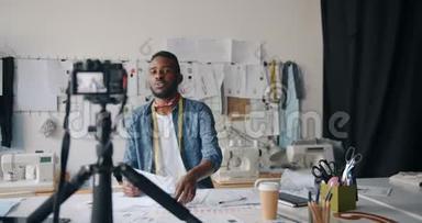非洲裔美国服装设计师录制视频在线视频聊天