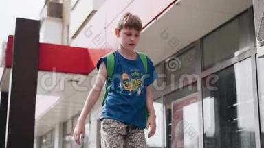 那个男孩在商店附近的路边。 他四处走动。 摄像机和他一起移动。