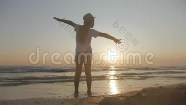 日落时分，快乐的孩子在海滩上玩耍的剪影，梦想着飞翔。 <strong>暑假</strong>和<strong>旅游</strong>理念..