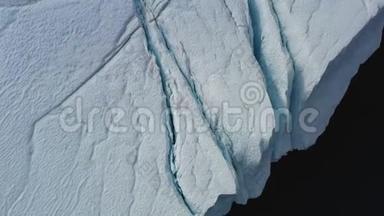 <strong>冰山</strong>空中无人机视频-格陵兰岛迪斯科湾的巨大<strong>冰山</strong>从融化的冰川漂浮在Ilulissat冰峡湾