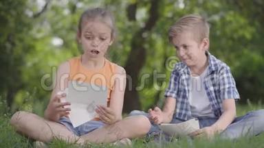 一幅可爱的英俊男孩穿着格子衬衫，一个长发女孩看着公园里的一张纸的画像