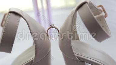 <strong>结婚</strong>戒指在女人`白鞋上。 新娘白鞋上漂亮`<strong>结婚</strong>戒指。 白色婚礼订婚