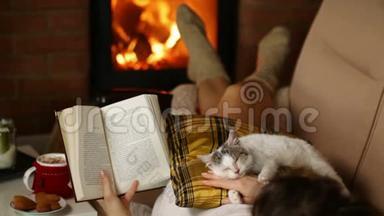 女人喜欢一本<strong>好书</strong>，和她的小猫在一起