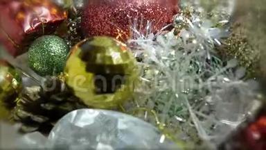 多色圣诞球、<strong>雪花</strong>、<strong>水晶</strong>、花环、凹凸的旋转特写