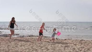 母亲带着孩子在<strong>海边</strong>的海滩上<strong>玩耍</strong>