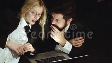 <strong>商务</strong>夫妇用笔记本电脑。 商人孤立-英俊的男人和漂亮的女人在<strong>黑</strong>色<strong>背景</strong>。 工作场所