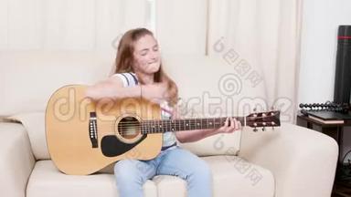 少女坐在沙发上弹吉他
