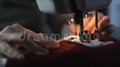 闭上双手缝合格子织物。 缝纫机针用<strong>导轨</strong>做装饰缝.. 针头照明