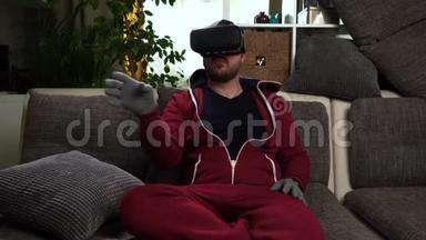 留胡子的男人带着特殊的手套和红色的整体<strong>玩VR</strong>或虚拟现实眼镜游戏。