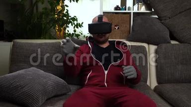 大胡子穿红色整体和特殊手套<strong>玩VR</strong>或虚拟现实眼镜游戏。