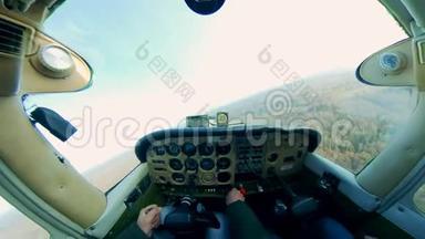 一名飞行员驾驶<strong>轻型</strong>飞机飞过田野。