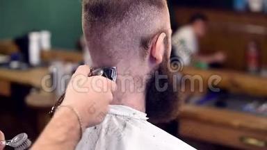 用剪刀剪头发，用刷子从头后抖<strong>掉头</strong>发。 在理发店剪短头发