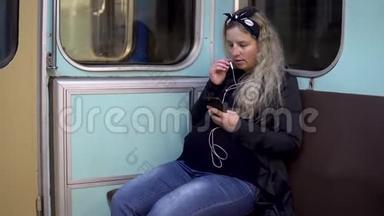 一位孕妇正在通过耳机和<strong>地铁</strong>列车通话。 旧<strong>地铁</strong>列车