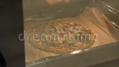 厨师打开烤箱门，检查披萨准备情况。 烤披萨，靠近侧景。 从烤箱里拿披萨的女人