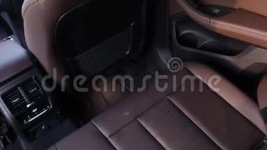 棕色皮革内饰高级SUV。 后排座椅、气候控制顶视图、门和座椅