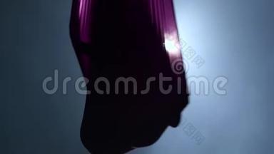 女子空中体操运动员在马戏团舞台上表演紫罗兰丝绸。 精彩的杂技表演.. 慢动作。 特写镜头。 301