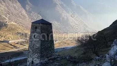 高加索上巴尔卡里亚<strong>领土</strong>上美丽的老瞭望塔。 山中美丽壮观的日落.. 旅费