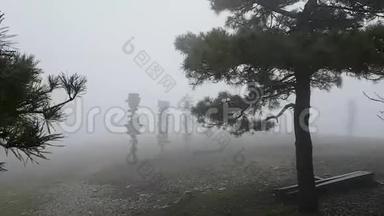帕蒂戈尔斯克度假小镇的雾天气。 马舒克山顶强<strong>大风</strong>。 旅游区