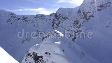 从滑雪板上方俯瞰，滑雪板在雪山上行走