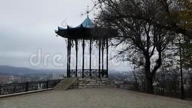 观景台，可俯瞰Pyatigors k市全景。 风景如画的中国凉亭