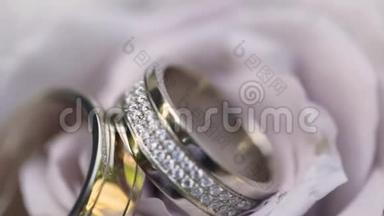 银色订婚戒指。 结婚戒指。 花。