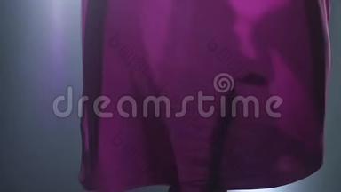 女子空中体操运动员在马戏团舞台上表演紫罗兰丝绸。 精彩的杂技表演.. 慢动作。 特写镜头。 305