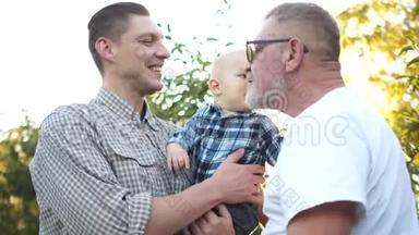 同一个家庭的三代人在日落时在苹果园玩得很开心。 祖父，儿子和孙子笑