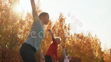 秋季公园户外运动女子训练<strong>编排</strong>。 城市女子舞蹈团体舞蹈训练