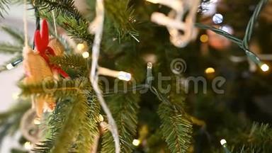 圣诞树上装饰着闪闪发光的圣诞树玩具和闪亮的灯光。 新年的心情。
