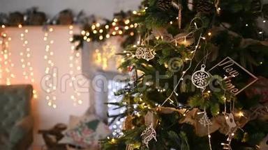 圣诞树上装饰着闪闪发光的圣诞树玩具和闪亮的灯光。 新年的心情。
