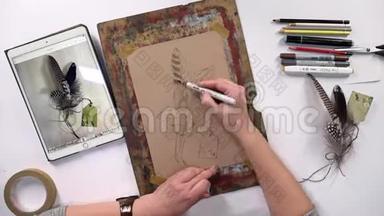 有才华的创新艺术家用手在纸上画一幅素描，使用<strong>参考资料</strong>、铅笔、平板电脑、记号笔。 她是