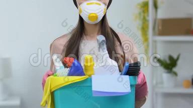 戴呼吸器的家庭主妇，装有清洁剂和危险化学品