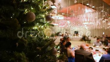 在<strong>高级餐厅</strong>的接待处有装饰和花环的圣诞树