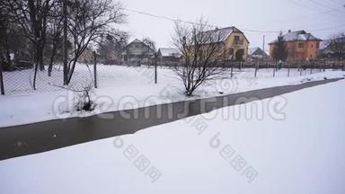 在冬日里沿着河边看房子
