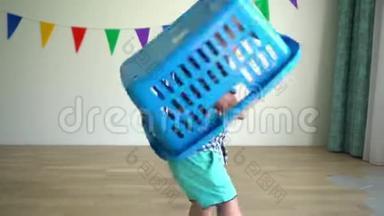 疯狂的蹒跚学步的男孩，头上有塑料盒子，积极转动。 万向节运动