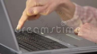 一位老年妇女在笔记本电脑<strong>键盘</strong>上<strong>按按</strong>钮，使用技术学习