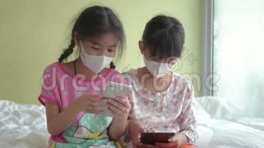 `家中使用智能手机，带着<strong>口罩</strong>保护<strong>儿童</strong>免受空气污染