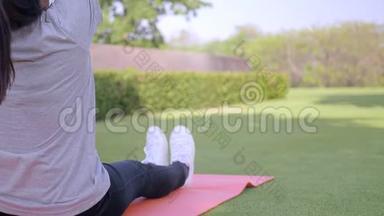 早上做瑜伽公园的女人，<strong>每日</strong>生活方式录像。