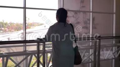 女人看着窗外的机场。