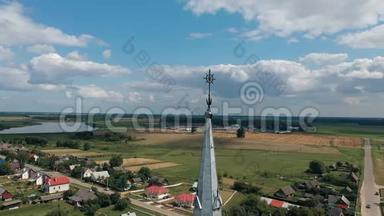 在白俄罗斯风景如画的乡村中，德<strong>龙</strong>在哥特式教堂周<strong>围</strong>飞翔