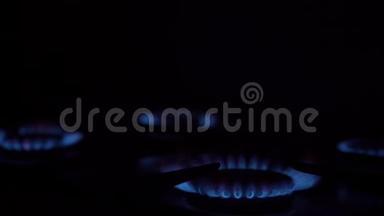 从燃烧炉中喷出明亮的小火花的气体火焰