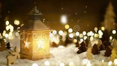 在温<strong>暖</strong>的灯笼灯光和雪地里的圣诞<strong>场</strong>景