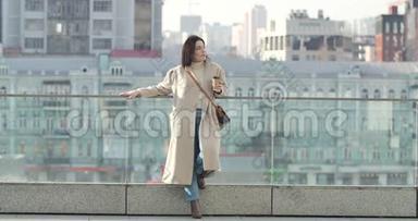 成功的年轻女商人站在城市里拿着咖啡杯，向<strong>远方</strong>望<strong>去</strong>的肖像。 自信的黑发女人