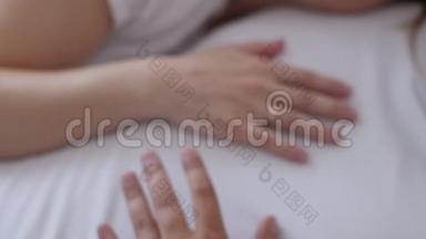 孕妇和一个穿白色T恤衫的男人躺着