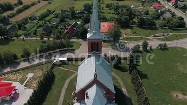 在白俄罗斯风景如画的乡村中，德龙在哥特式教堂周围飞翔