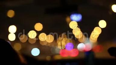 城市<strong>街道</strong>抽象的离焦灯光。 汽车灯50毫米镜头模糊背景。 移动了<strong>夜间</strong>交通的波克圈。